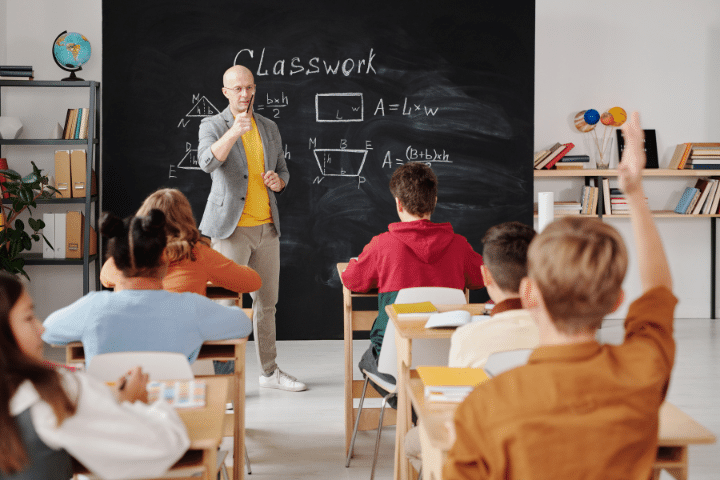 ¿cuánto cobra un profesor de españa en 2023?