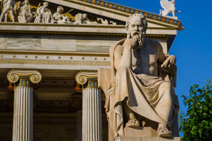 sofistas y sócrates: diferencias y confrontaciones filosóficas en la grecia clásica